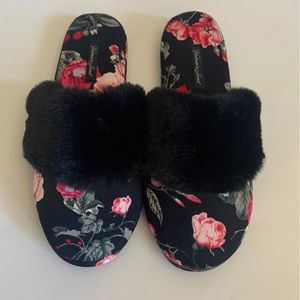 NWT VICTORIA SECRET Slide Slippers Black Roses Faux Fur Indoor Size Small 5-6